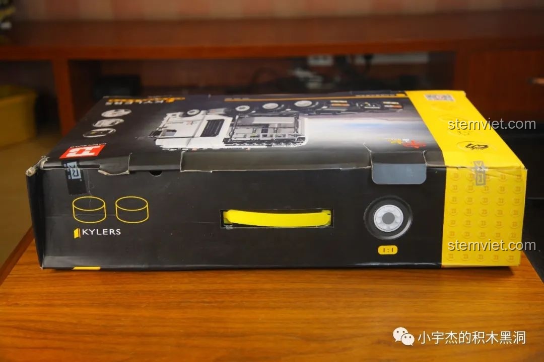 Cạnh hộp đồ chơi mô hình Xe Tải Mercedes-Benz ShineYU YC-QC007 với quai xách màu vàng tiện lợi, dễ dàng di chuyển.