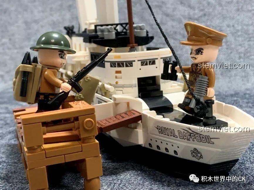 Cận cảnh minifigure binh lính Anh bước từ cầu tàu lên Tàu Hoàng Gia Daffodil, chi tiết trong bộ lắp ráp QMAN 21025.