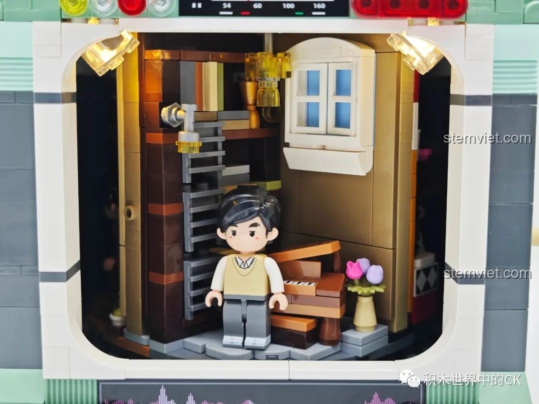 Cận cảnh bối cảnh MV 'Bí Mật Không Thể Nói' với cây đàn piano và giá sách trong mô hình Keeppley DZ0157.