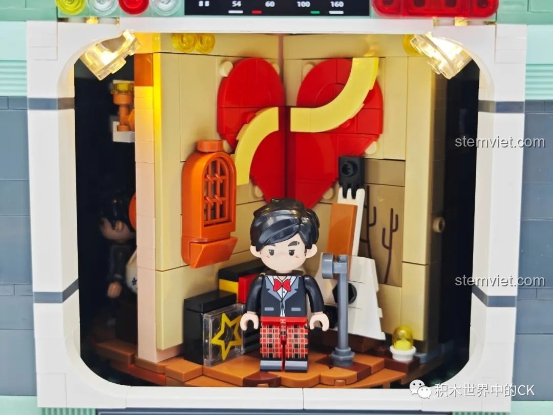 Cận cảnh bối cảnh MV 'Bồ Công Anh Ước Hẹn' trong mô hình Keeppley DZ0157, nổi bật với trái tim màu đỏ.