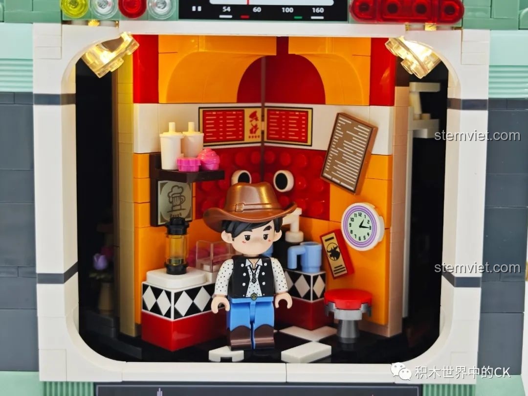 Cận cảnh bối cảnh MV 'Cao Bồi Bận Rộn' với quầy bar và minifigure cao bồi trong mô hình Keeppley DZ0157.