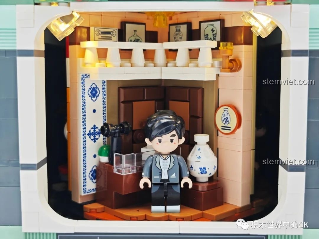 Cận cảnh bối cảnh MV 'Sứ Thanh Hoa' bên trong mô hình Keeppley DZ0157, với minifigure và các chi tiết trang trí.