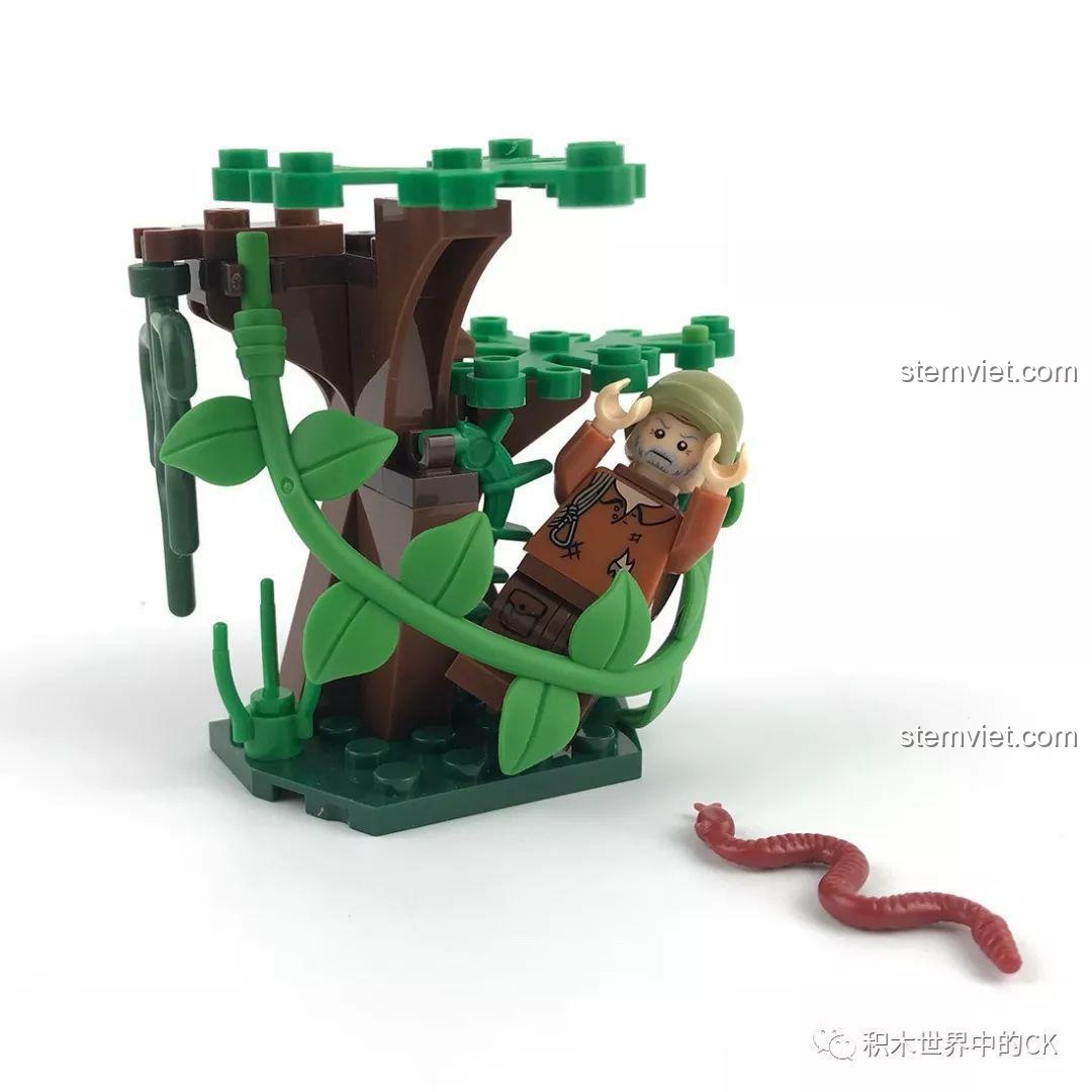 Cảnh người hái thuốc bị mắc kẹt trong dây leo và bị rắn đe dọa, một phần của bộ Sembo SD9511.