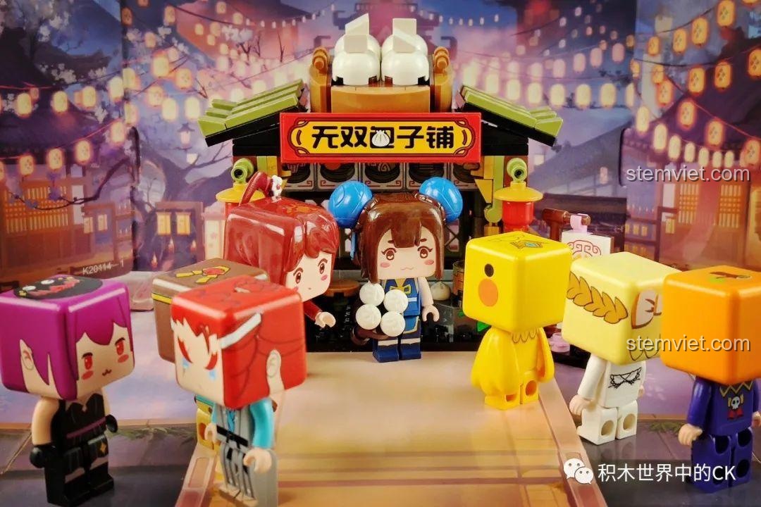 Cảnh tượng nhộn nhịp bên ngoài Tiệm Bánh Bao Vô Song QMAN 72012, với các nhân vật đang mua bánh.