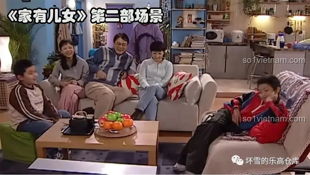 Cảnh phim Gia Hữu Nhi Nữ phần 2, cho thấy sự thay đổi về nội thất và bố cục so với phần 1, giúp người xem hiểu rõ hơn về nguồn cảm hứng của bộ lắp ghép.