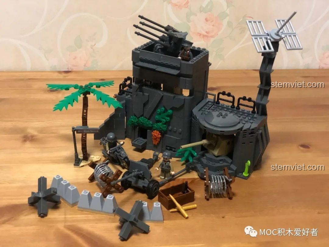 Cảnh quân Đồng Minh đổ bộ tấn công pháo đài Đức trong bộ đồ chơi lắp ráp Sluban M38-B0861.