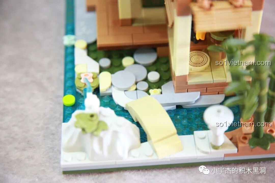 Cảnh quan hồ nước và cây cầu nhỏ trong mô hình inbrixx 880018 Ngôi Nhà Nhật Bản Kumamon.