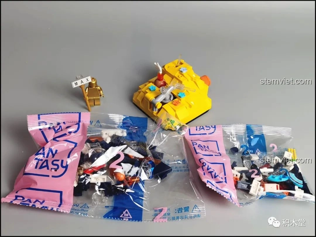 Mô hình lắp ráp Pantasy Joyside 61003 cảnh quan không gian đã hoàn thành, với phi thuyền và hành tinh có thể xoay.