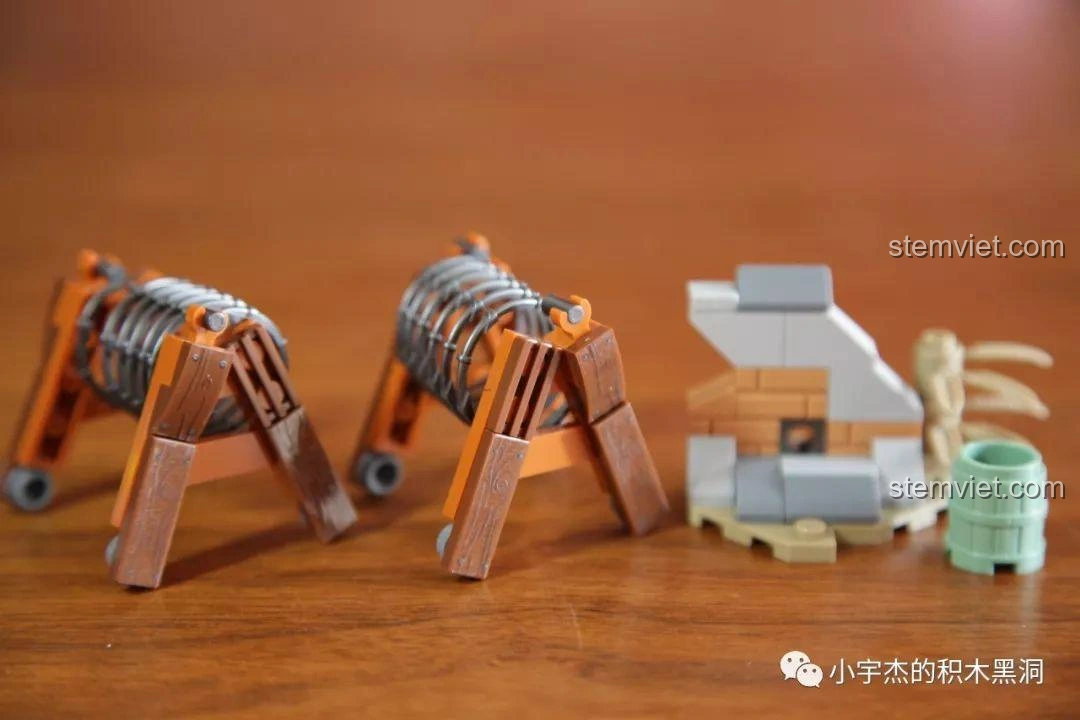 Cảnh quan nhỏ với hàng rào thép gai và chướng ngại vật từ bộ Panlos Brick 631007.