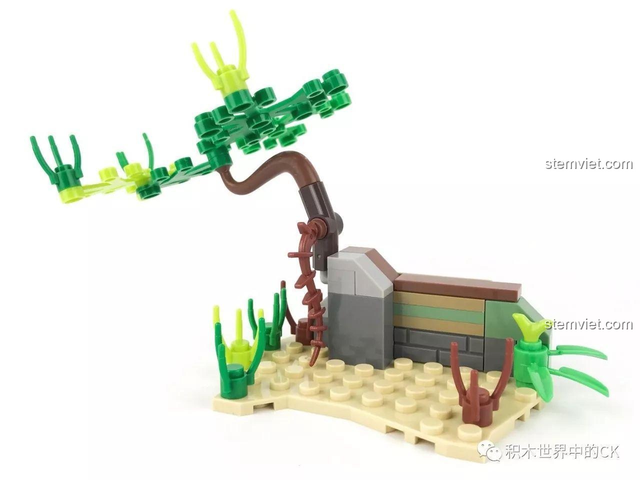 Cảnh quan cho Quan Vũ trong bộ lắp ráp SEMBO Block 11839, với cây cối và địa hình đá.