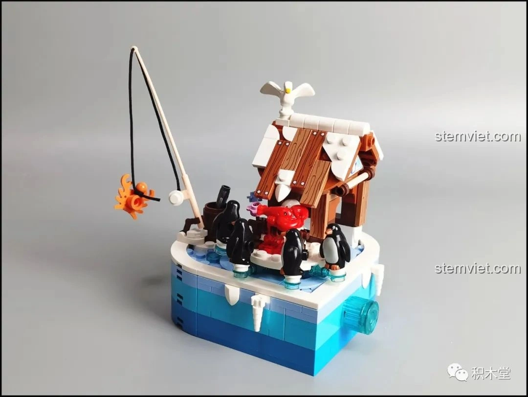 Mô hình lắp ráp Pantasy Joyside 61001 cảnh quan tuyết đã hoàn thành, với nhà gỗ, chim cánh cụt và cần câu cá.