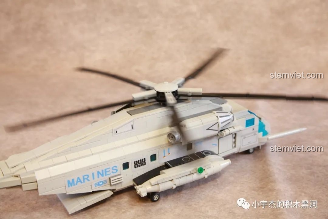 Cánh quạt chính của mô hình WOMA C0898 đang quay, tạo hiệu ứng chuyển động mờ ảo.