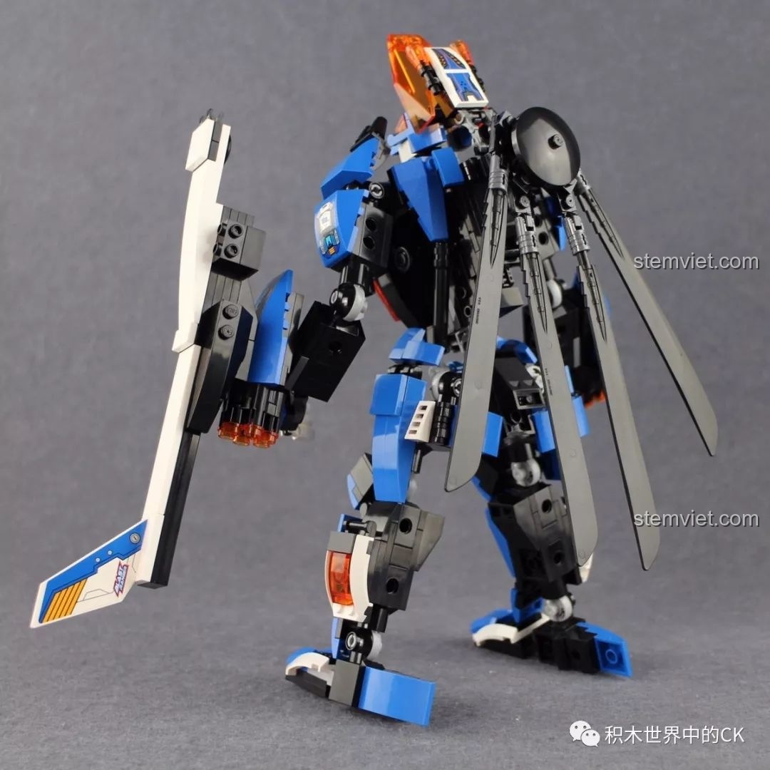 Góc nhìn từ phía sau bên trái của robot Blade Warrior QMAN 3302, làm nổi bật phần cánh quạt gập gọn.