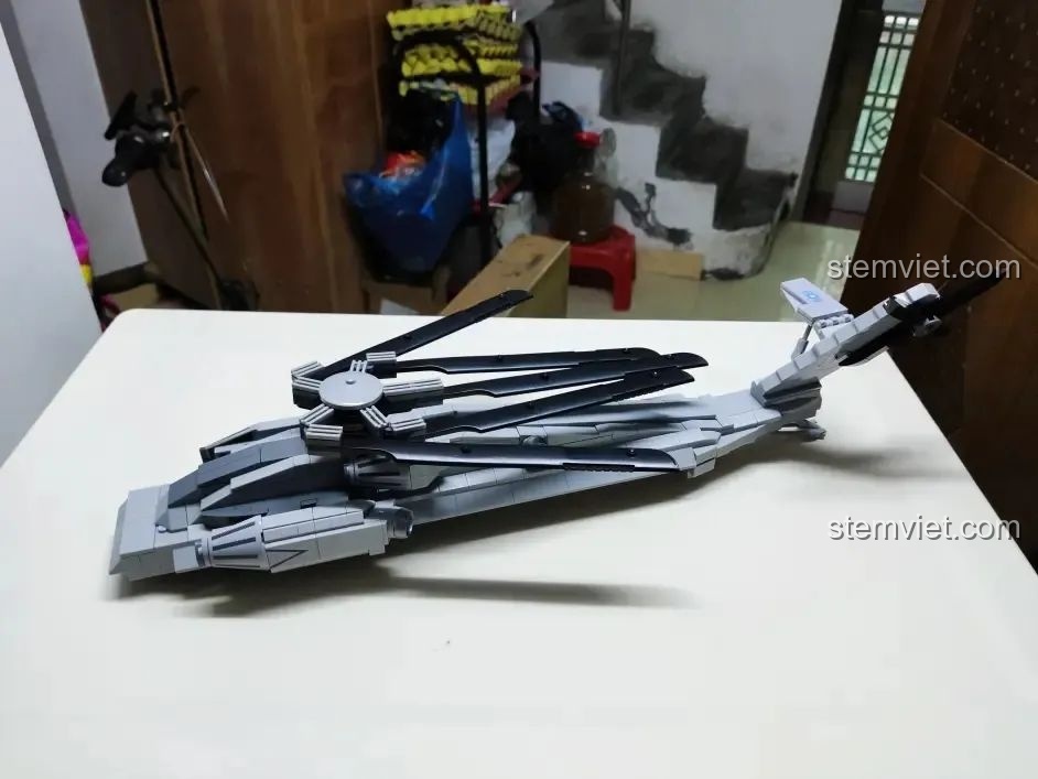 Mô hình WOMA C0898 hoàn chỉnh với cánh quạt được gập lại, cho thấy khe hở ở cửa đuôi.