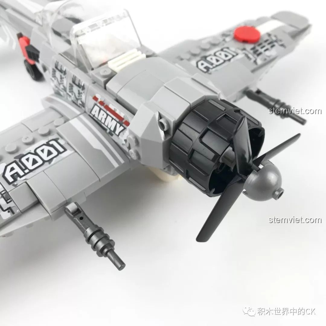 Cận cảnh phần đầu và cánh quạt của mô hình máy bay chiến đấu Zero Sembo 12781, có thể xoay được.