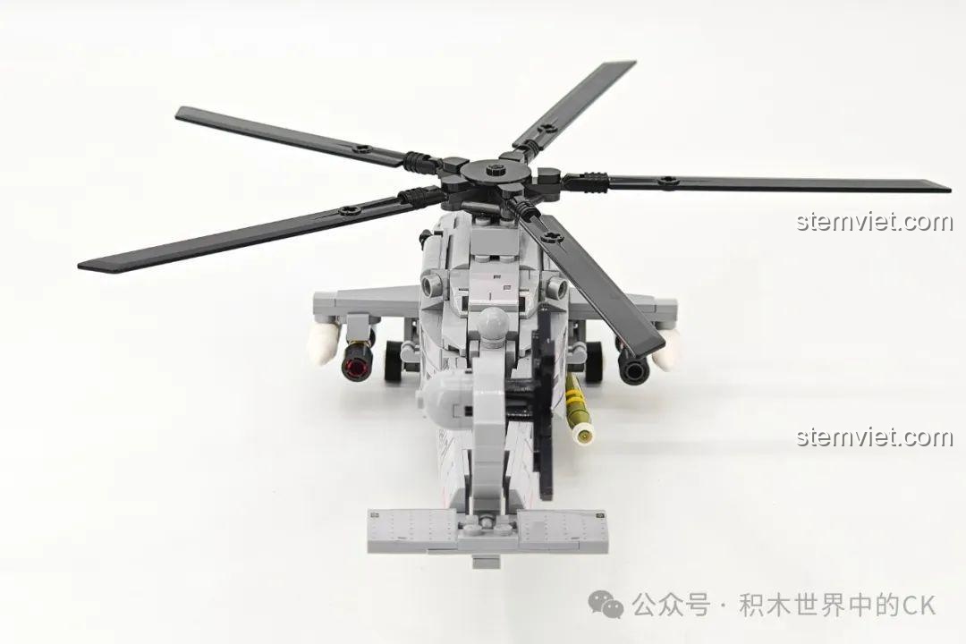 Nhìn từ trên xuống mô hình trực thăng Z-20J, nổi bật là cụm cánh quạt chính, thuộc bộ xếp hình J-15.