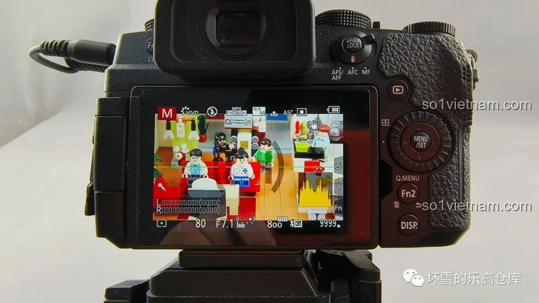 Cảnh quay phim mô phỏng trên màn hình máy ảnh, cho thấy minifigures và bối cảnh của đồ chơi xếp hình Gia Hữu Nhi Nữ SEMBO đang được ghi hình.