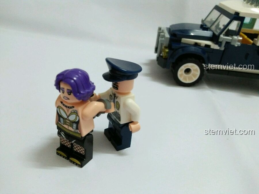 Cận cảnh minifigure cảnh sát Jim đang tiến gần nữ tội phạm Diana, chuẩn bị bắt giữ.