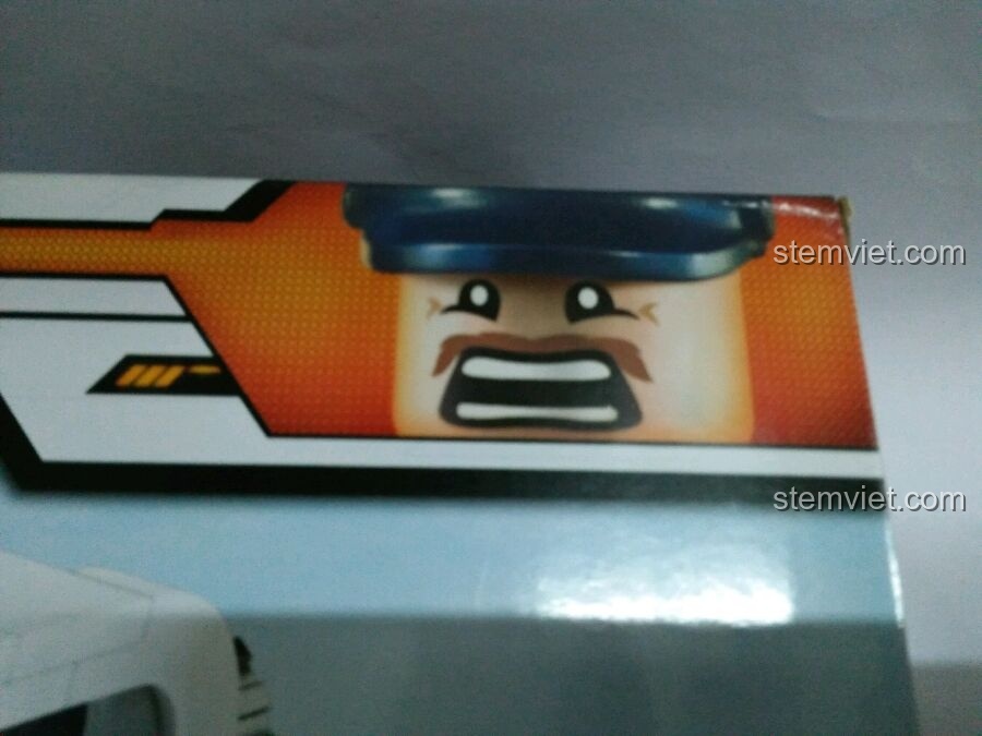 Cảnh sát Jim và nữ tội phạm Diana đối mặt, tạo nên khoảnh khắc đầy kịch tính sau cuộc truy đuổi.