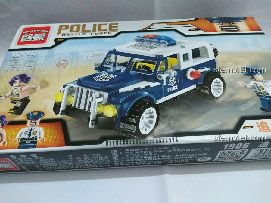 Cảnh sát Jim đang đưa nữ tội phạm Diana lên xe cảnh sát Enlighten 1906 sau khi bắt giữ.