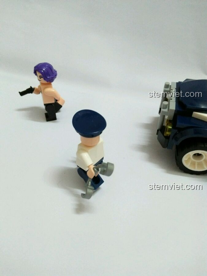 Minifigure cảnh sát Jim đang truy đuổi nữ tội phạm Diana bên cạnh xe cảnh sát Enlighten 1906.