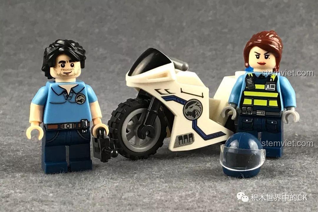 Hai minifigure cảnh sát Đại Quân và Xuân Hoa đứng cạnh chiếc mô tô cứu hộ màu trắng.