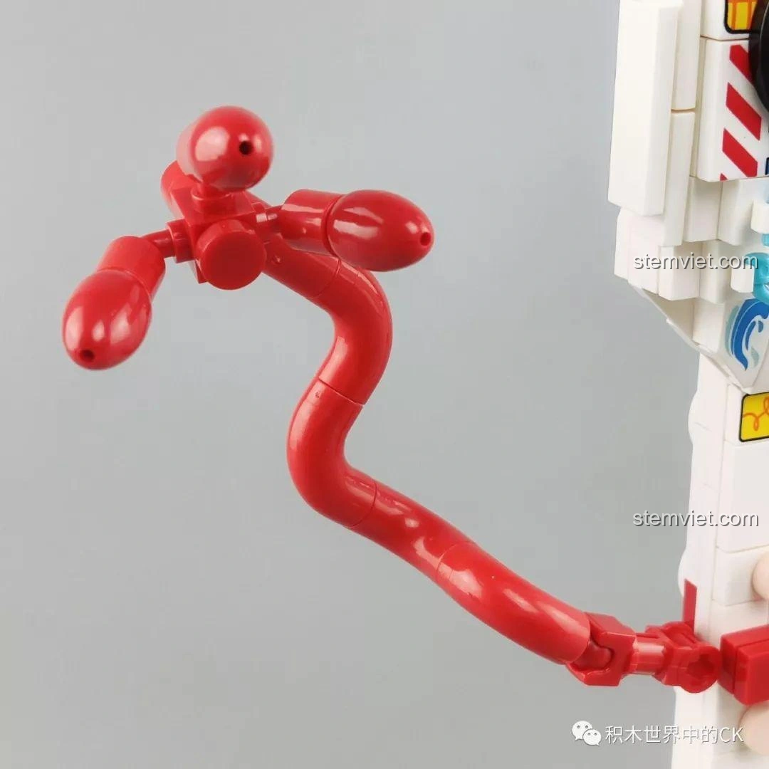 Chi tiết cánh tay đỏ linh hoạt của mô hình Forky từ bộ lắp ráp SY1448 Toy Story 4, có thể uốn cong.