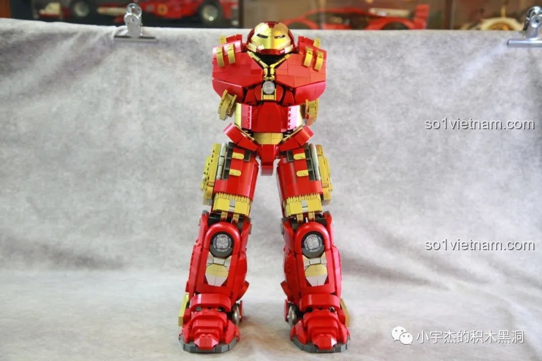 Một bên cánh tay của Giáp Chống Hulk MK44 KBOX V5004 đã hoàn thành, nhìn từ góc khác.