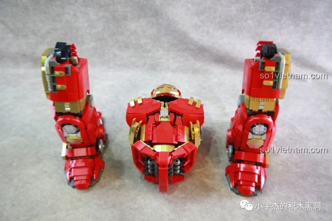 Một bên cánh tay của Giáp Chống Hulk MK44 KBOX V5004 đã hoàn thành, nhìn từ góc nghiêng.