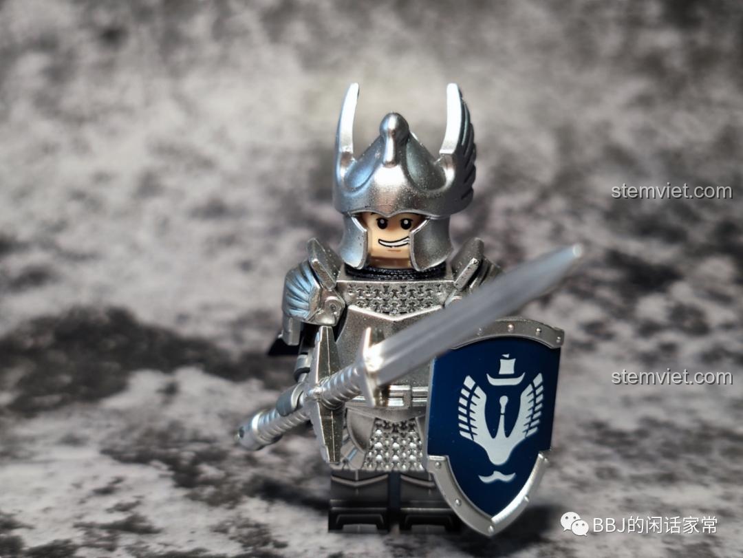 Cận cảnh cánh tay của minifigure Hiệp Sĩ Thiên Nga Dol Amroth với chi tiết in hai bên.