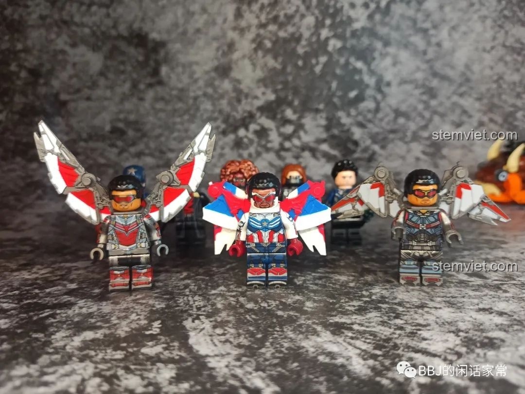 Cận cảnh cánh tay kim loại của Winter Soldier WM2165, được sơn giả mạ crom cho hiệu ứng bóng đẹp.