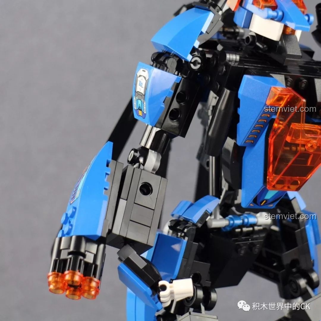 Cận cảnh phần tay và vũ khí của robot Blade Warrior QMAN 3302, cho thấy các khớp nối linh hoạt.