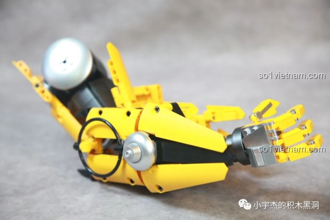 Cánh tay của robot Bumblebee được lắp ráp, nổi bật với các chi tiết màu bạc được sơn kim loại và các khớp linh hoạt.