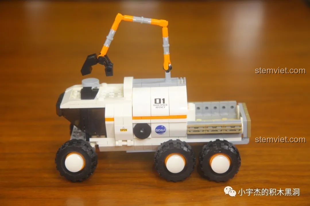 Cánh tay robot trên nóc xe GUDI 10802 có thể điều chỉnh nhiều góc độ, thể hiện sự linh hoạt của mô hình.