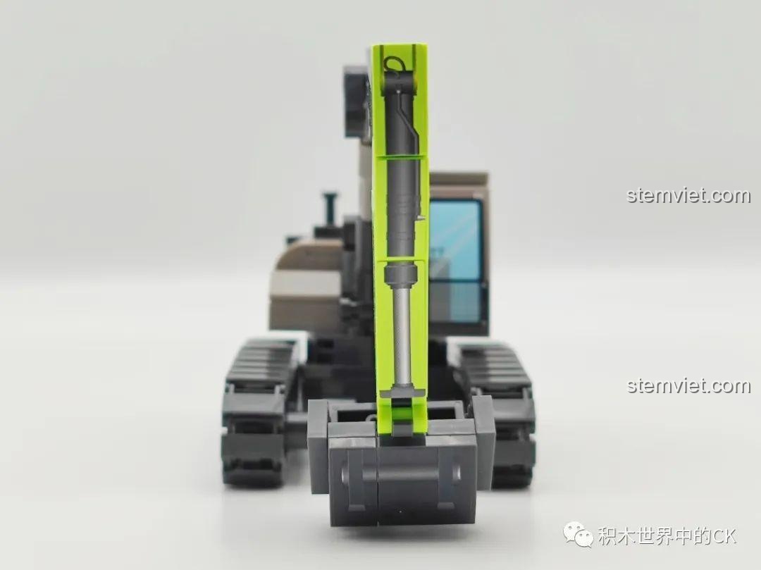 Cận cảnh cánh tay xúc của mô hình xe xúc đất SEMBO 705103 Zoomlion, thiết kế lớn và có thể điều chỉnh, tăng tính chơi.