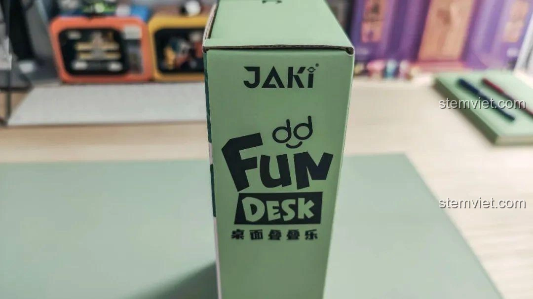 Cạnh trên hộp đồ chơi lắp ghép Khủng long Bạo Chúa Ăn Vặt JAKI JK5102, có logo JAKI và 'Fun Desk'.