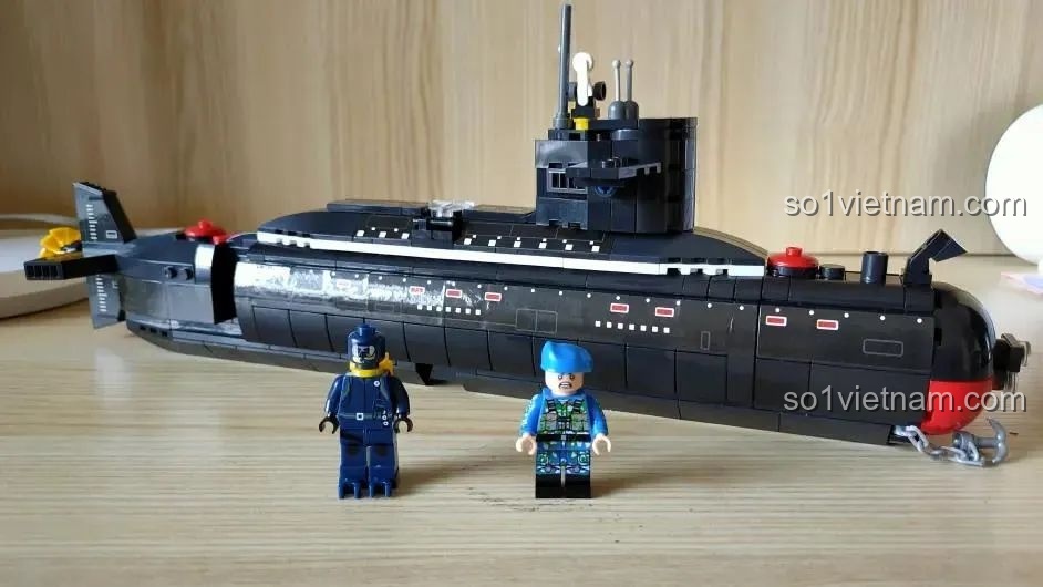 Cận cảnh phần đầu tàu ngầm CAYI 2239, với các chi tiết như neo và đèn.