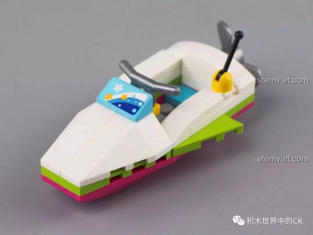 Mô hình cano cứu hộ trong bộ QMAN 2019 với thiết kế nhỏ gọn và màu sắc tươi sáng.