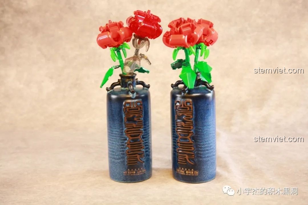 Hai chai rượu được sử dụng làm bình cắm hoa hồng lắp ráp SEMBO, tạo thành một cặp trang trí đối xứng đẹp mắt.