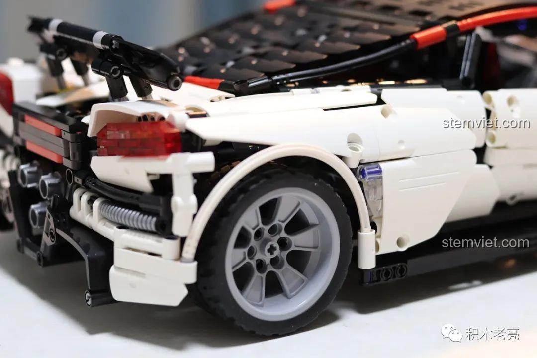 Cận cảnh các chi tiết chốt nối Technic màu xám của bộ lắp ráp Carolyn's CW001, đảm bảo độ chắc chắn.