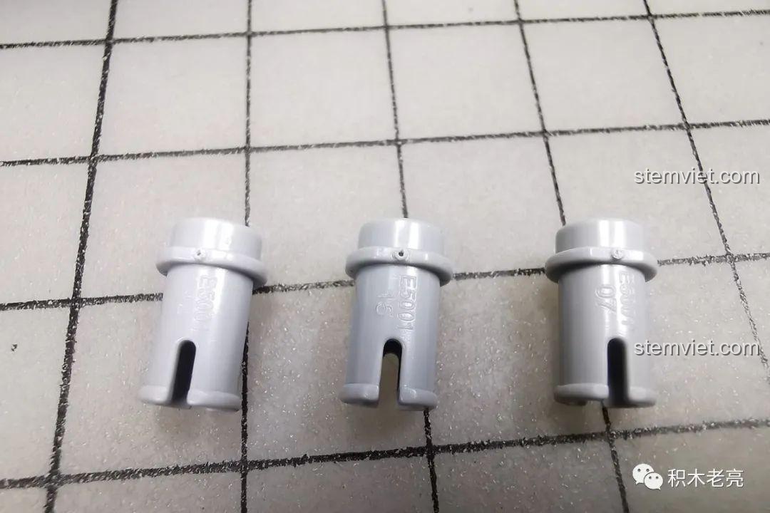 Hoàn thiện phần đầu xe của mô hình GTR V10 với các chi tiết panel trắng được ghép nối tỉ mỉ.