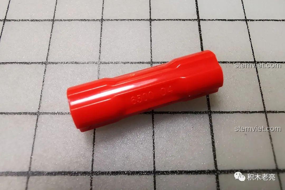 Cánh gió sau của xe GTR V10 có thể điều chỉnh góc nghiêng, một tính năng khí động học thú vị.