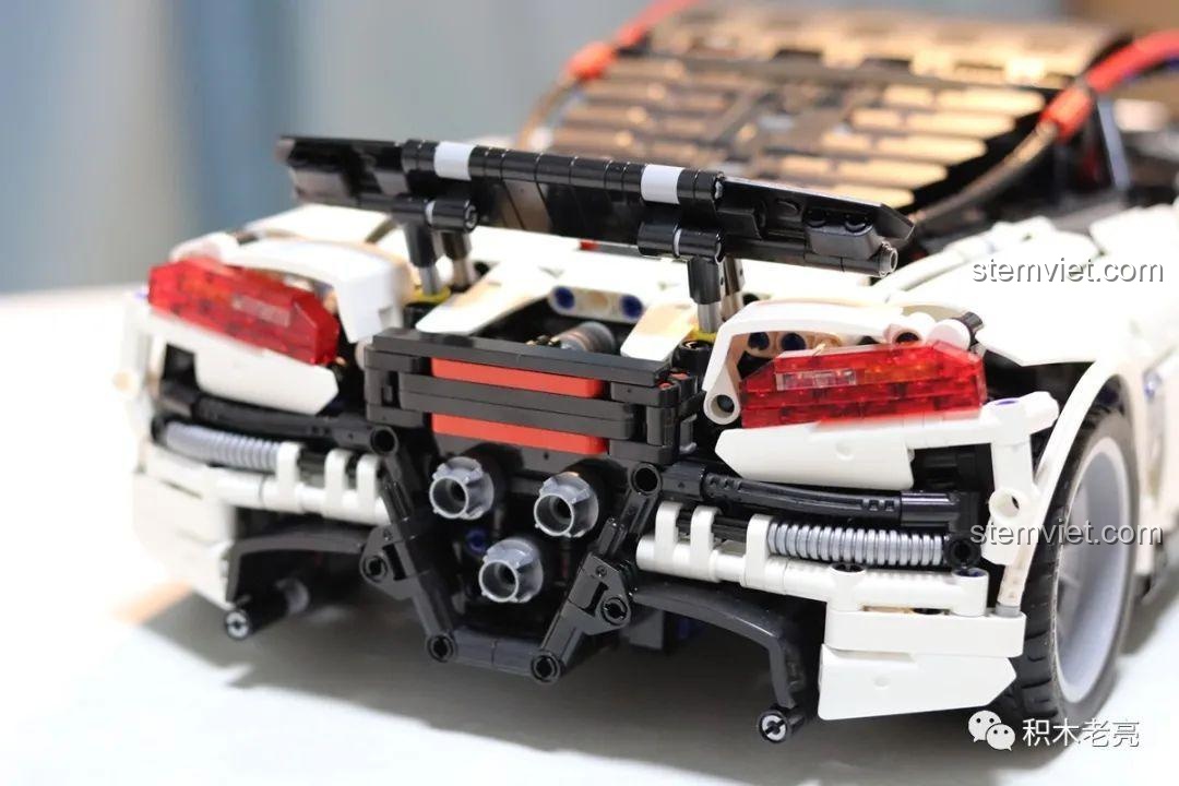 Khung gầm và động cơ V10 của bộ lắp ráp Carolyn's CW001 đang trong quá trình lắp, thể hiện sự phức tạp của các chi tiết Technic.