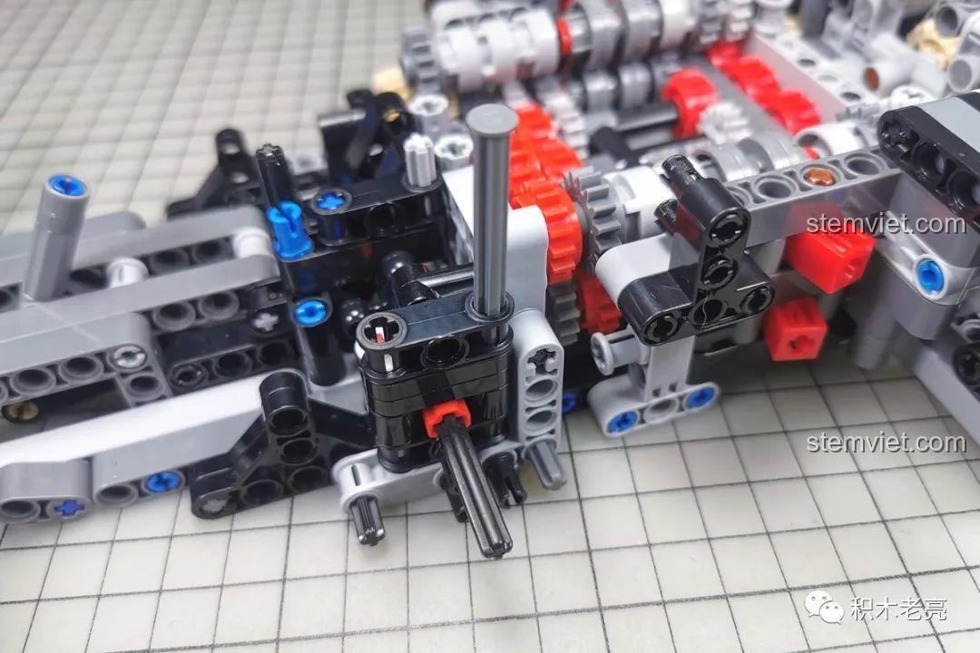 Nội thất của xe GTR V10 với vô lăng, ghế ngồi và bảng điều khiển được tái hiện chi tiết.