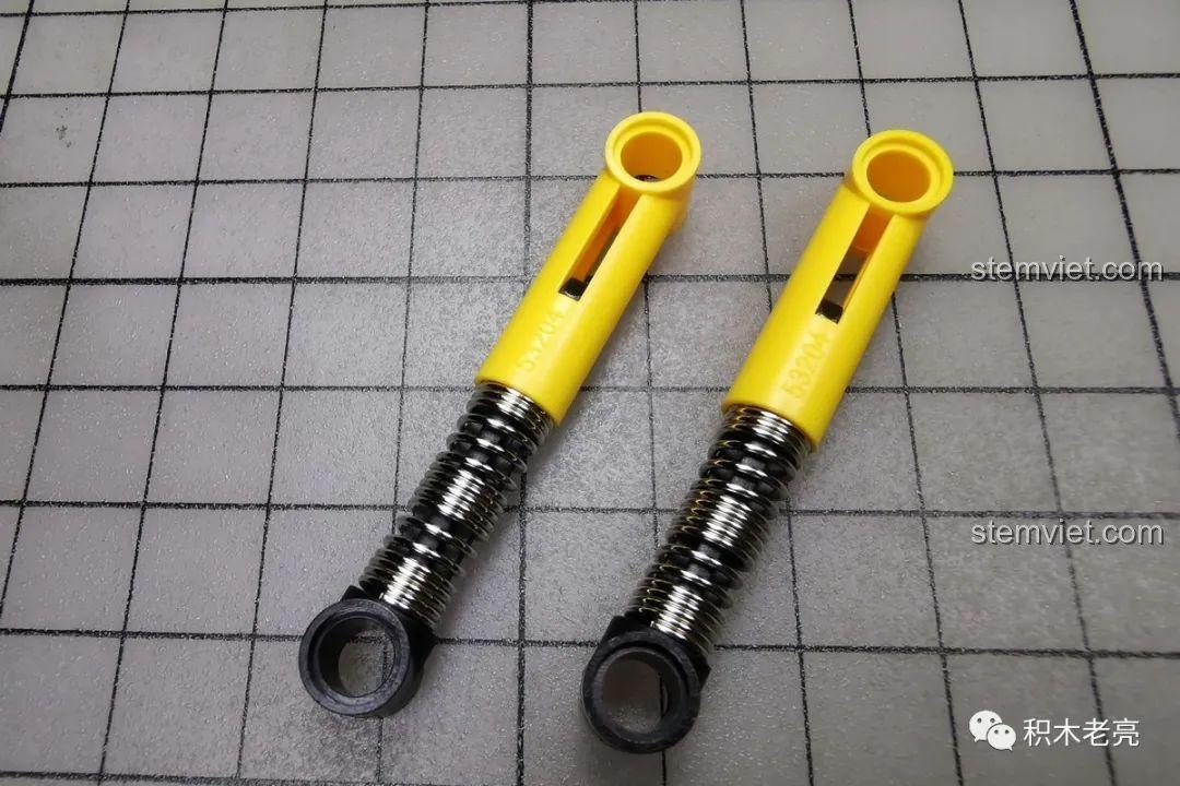 Mô hình xe GTR V10 với cửa cắt kéo đang mở lên, khoe trọn nội thất bên trong.