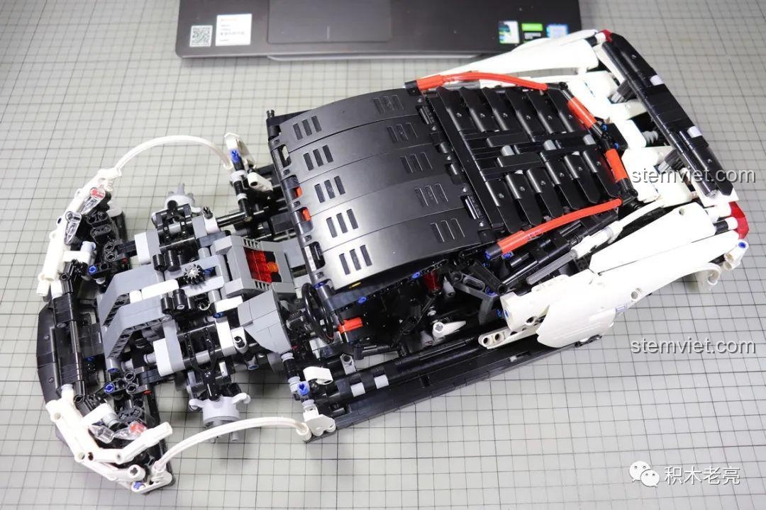 Cận cảnh bộ giảm xóc Technic màu vàng của xe GTR V10, một tính năng quan trọng của hệ thống treo.