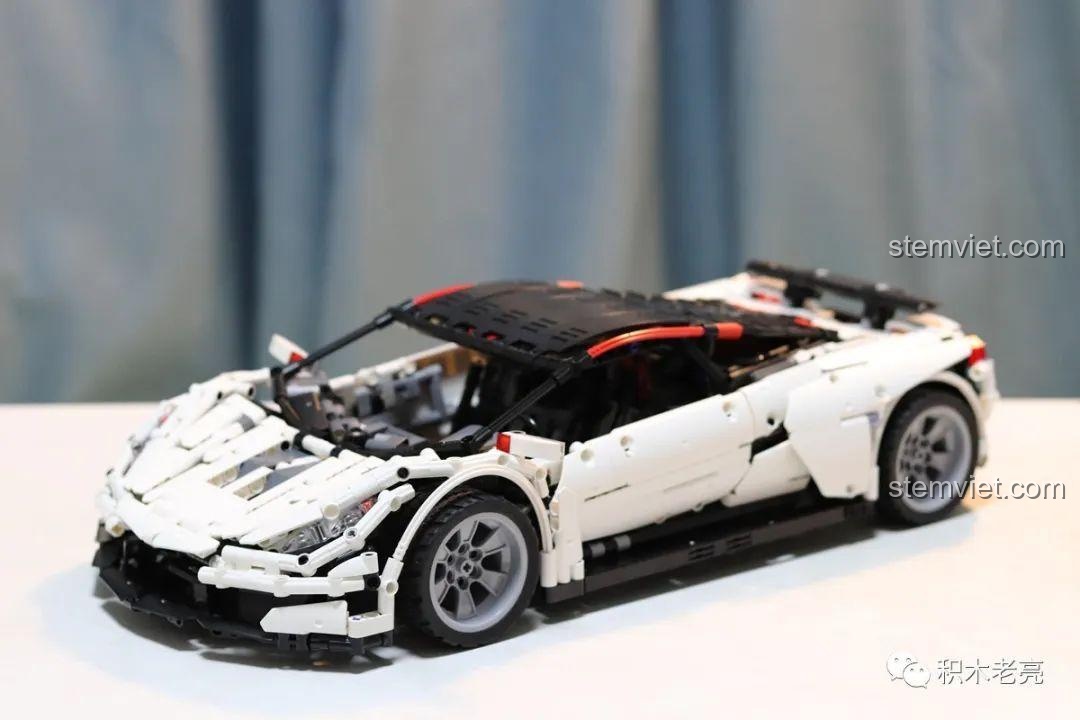 Mô hình xe đua GTR V10 CW001 đã lắp ráp hoàn chỉnh, màu trắng đen, chụp trên nền trắng, thể hiện thiết kế hầm hố.