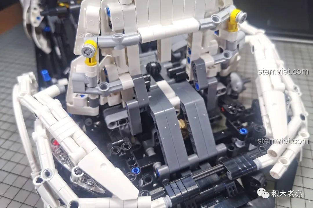 Gầm xe của mô hình GTR V10, cho thấy rõ hệ thống treo độc lập và cấu trúc khung gầm vững chắc.