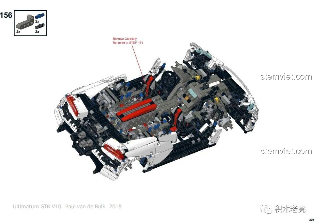 Lắp ráp phần đầu xe với các chi tiết panel trắng và khớp nối màu vàng, tạo hình dáng cho mũi xe.