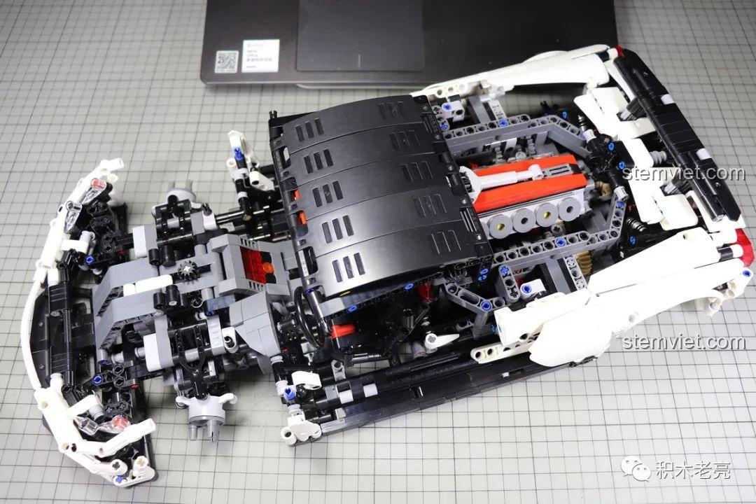 Một chi tiết ống nối Technic màu đỏ của bộ CW001, một trong 2961 mảnh ghép chất lượng cao.